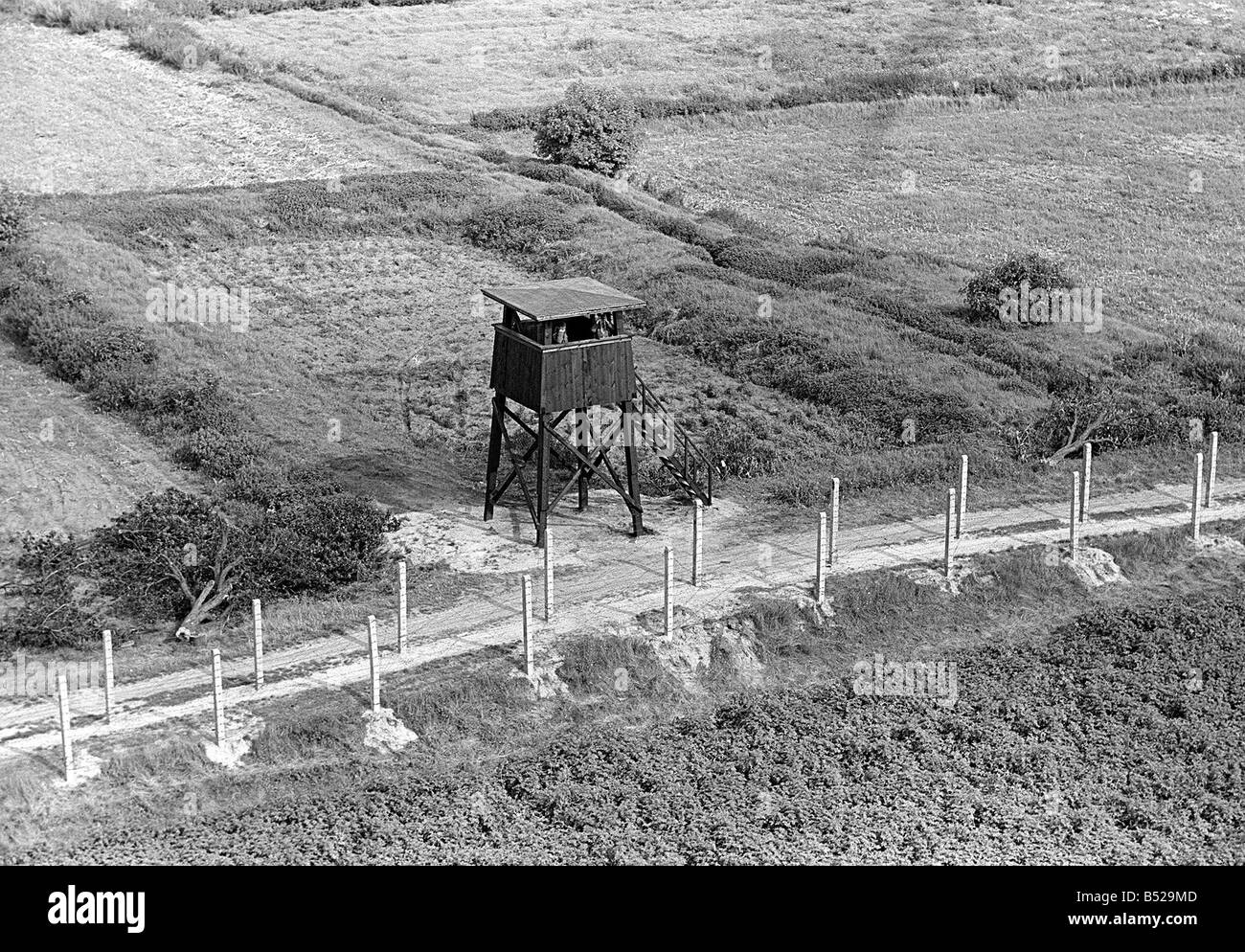 Deutschland-Mauerbau August 1961 Szenen der Berliner Mauer DDR Grenze bewachen Turm Stockfoto