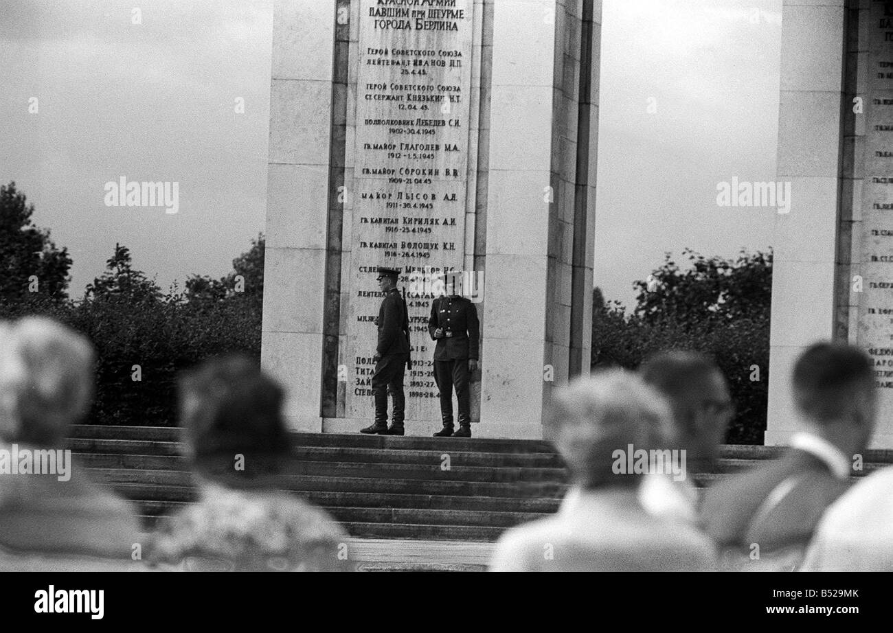 Deutschland-Mauerbau August 1961 ist die Ost-West-Grenze durch die ostdeutschen Brandenburger Tor Wachen geschlossen Stockfoto