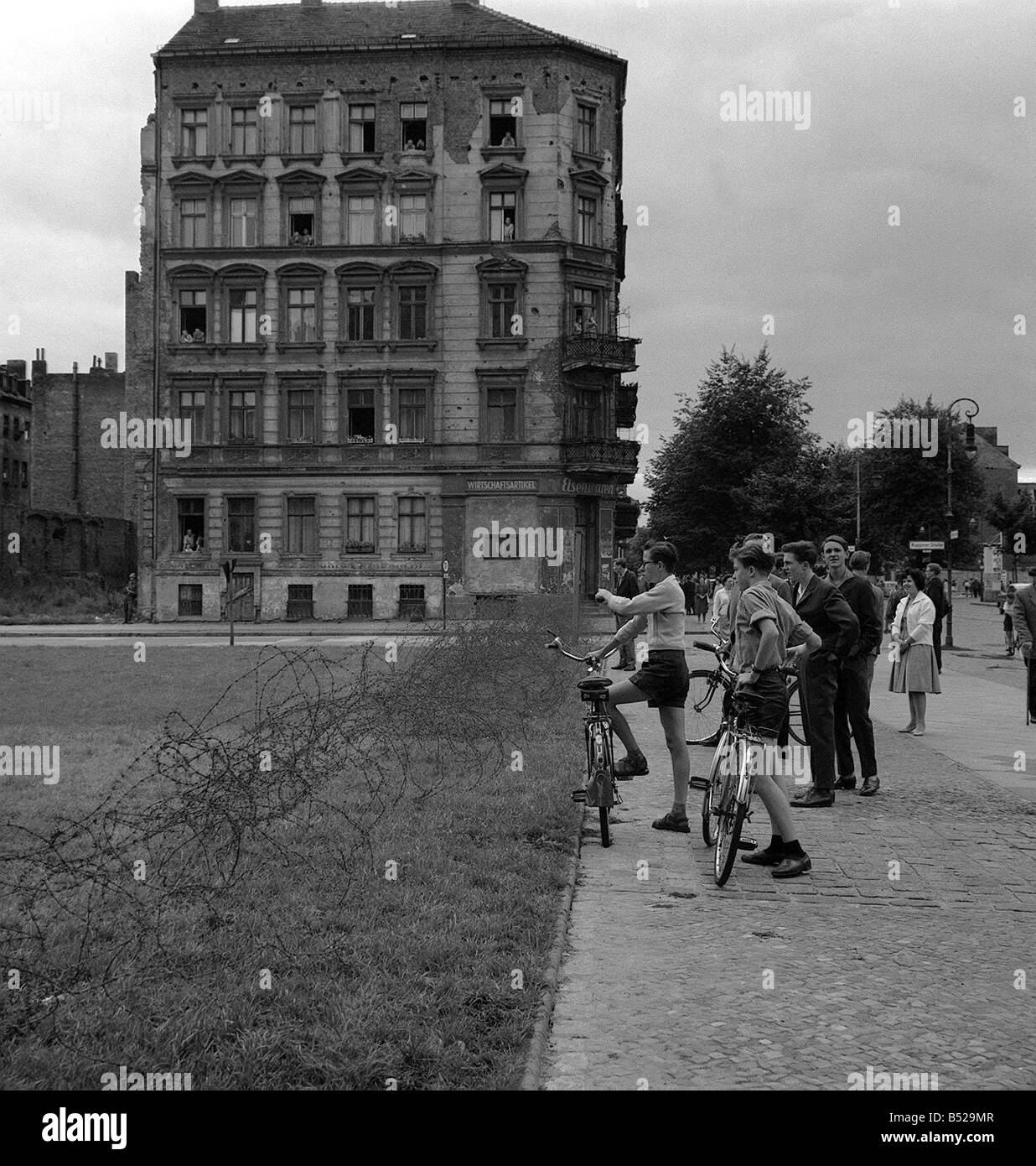 Deutschland-Mauerbau August 1961 ist die Ost-West-Grenze von ostdeutschen West deutsche Staatsangehörige über Stacheldraht geschlossen Stockfoto
