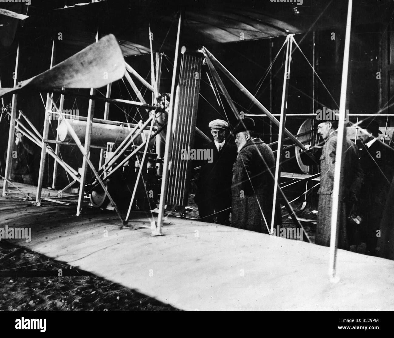 König Edward VII. im Gespräch mit Wilbur Wright in Le Mans im Jahr 1909, als die Flieger einige Flüge über Südfrankreich machte Stockfoto