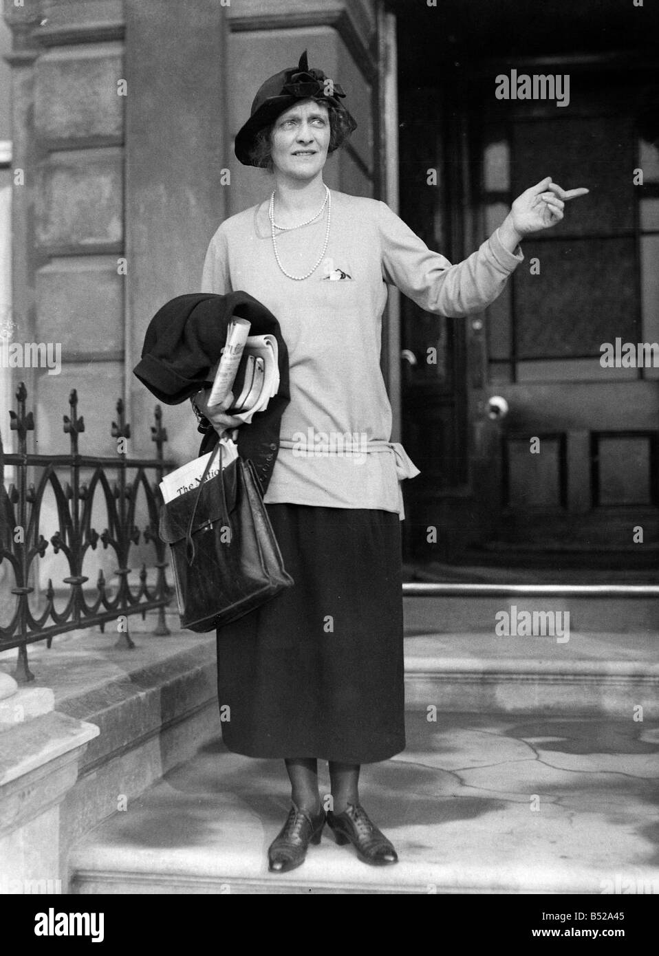 Lady Nancy Astor konservative Kandidat für Sutton Bezirk von Plymouth in der 1924 Parlamentswahlen gesehen außerhalb ihrer Londoner Residenz Lady Astor war die erste Frau in das House Of Commons 1920er Jahre Oktober 1924 gewählt werden Stockfoto