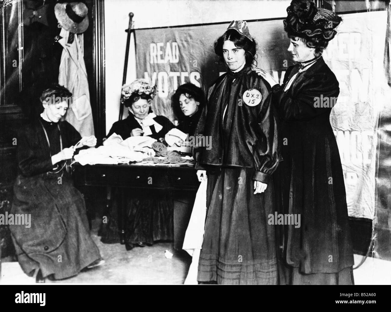 Generalprobe für Suffragetten November 1908 Suffragetten abgebildet anprobieren Gefängnis Kleidung die sie tragen werden, wenn sie parade außerhalb Holloway Gefängnis in London, wo eine Demonstration stattfinden werden, Nähen banner 1900er Jahren Frauen Kleidung lesen Stimmen Womens Rights Movement Stockfoto