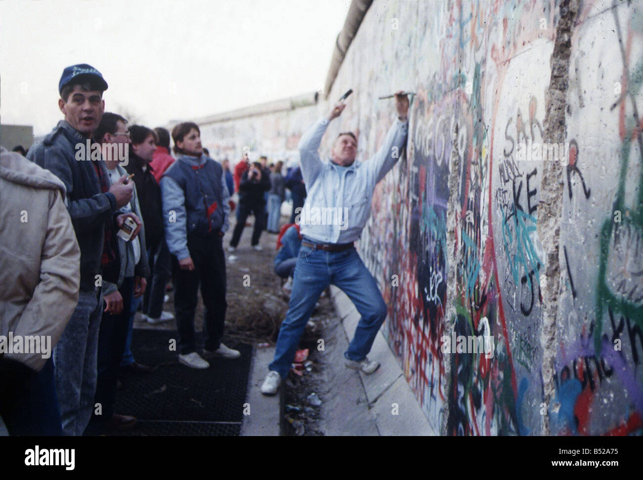 Berliner Mauer Souvenir-Jäger-Chip an der Wand für Erinnerungsstücke, bevor es abgerissen wird Stockfoto