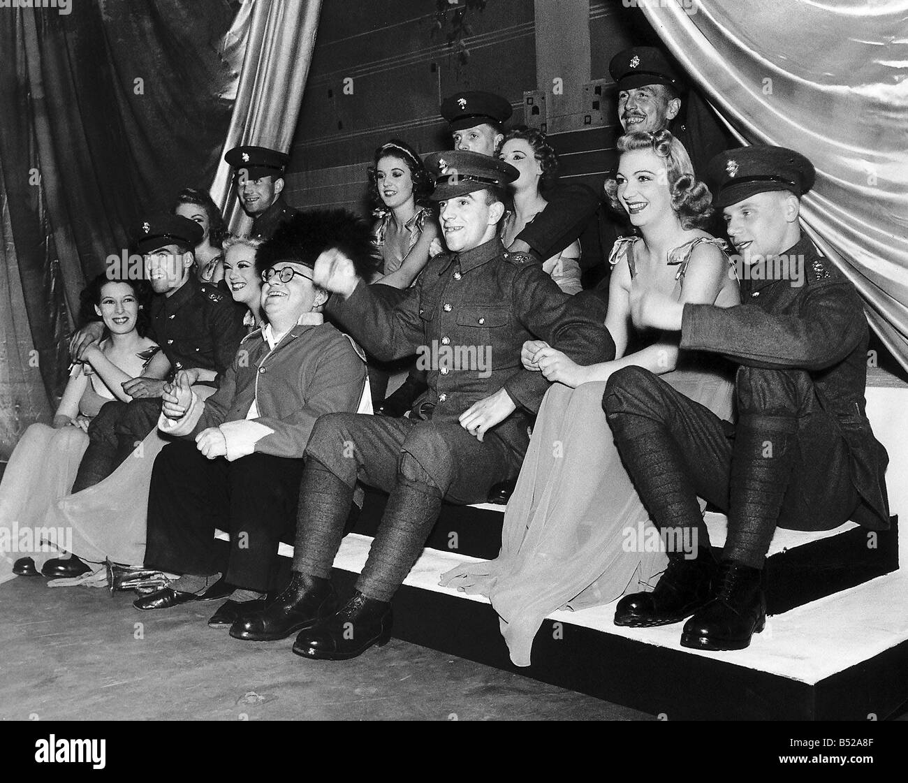 Komiker Sandy Powell und Besetzung von können Sie sehen mich Mutter unterhaltsam Soldaten während des Intervalls in der Matinee am Londoner Coliseum Kolosseum während dem 2. Weltkrieg 1939 Stockfoto