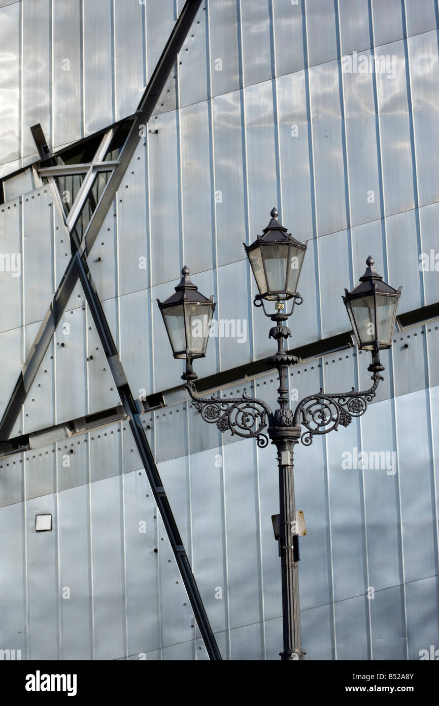 Außenansicht des metallischen Stahlwände Judisches oder Jüdisches Museum, entworfen von Daniel Libeskind in Berlin Deutschland Stockfoto