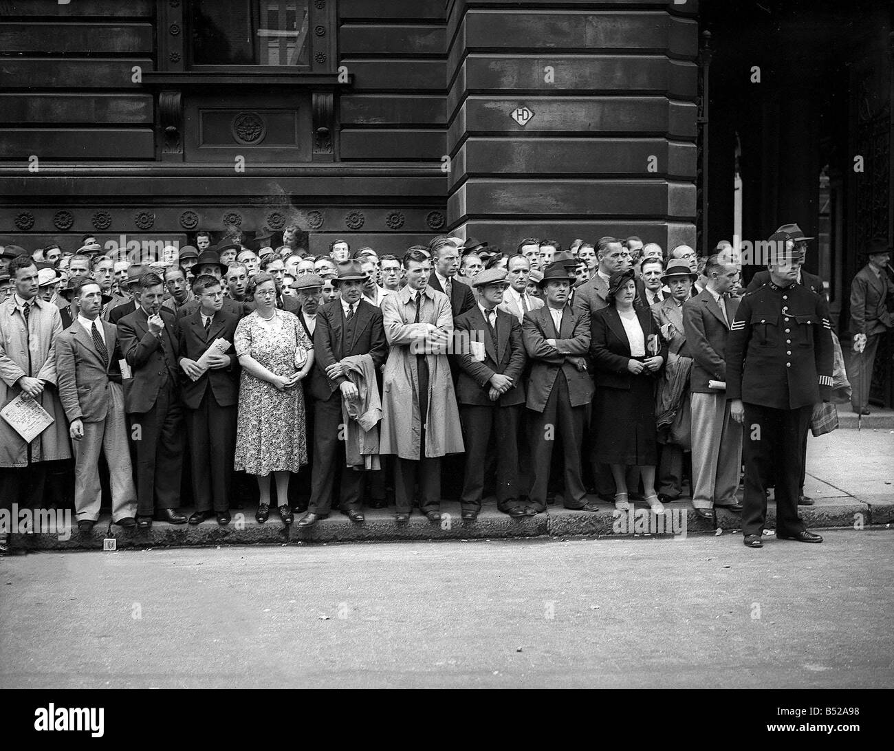 Drängen sich Szenen nach Ausbruch des Krieges in den Straßen von London September 1939 OP 247 H y2k am 1. September 1939 Adolf Hitler schickte Truppen, um die Grenze zu Polen-Großbritannien und Frankreich zugesagten Förderung Polen bei einer deutschen Aggression zwei Tage später am 3. September, Großbritannien und Frankreich in den Krieg mit Deutschland zog Stockfoto