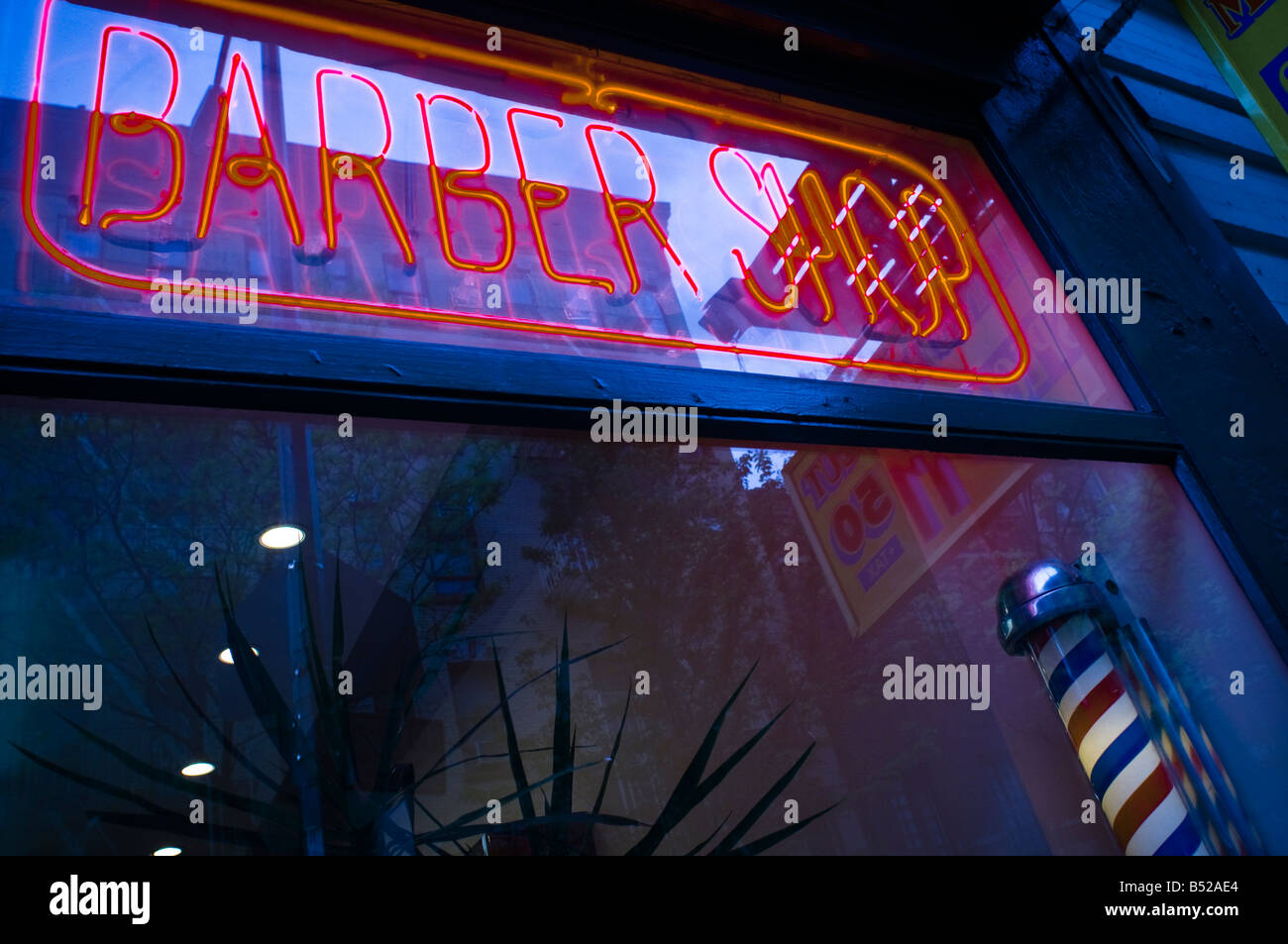 Barber Shop Leuchtreklame im Fenster Stockfoto