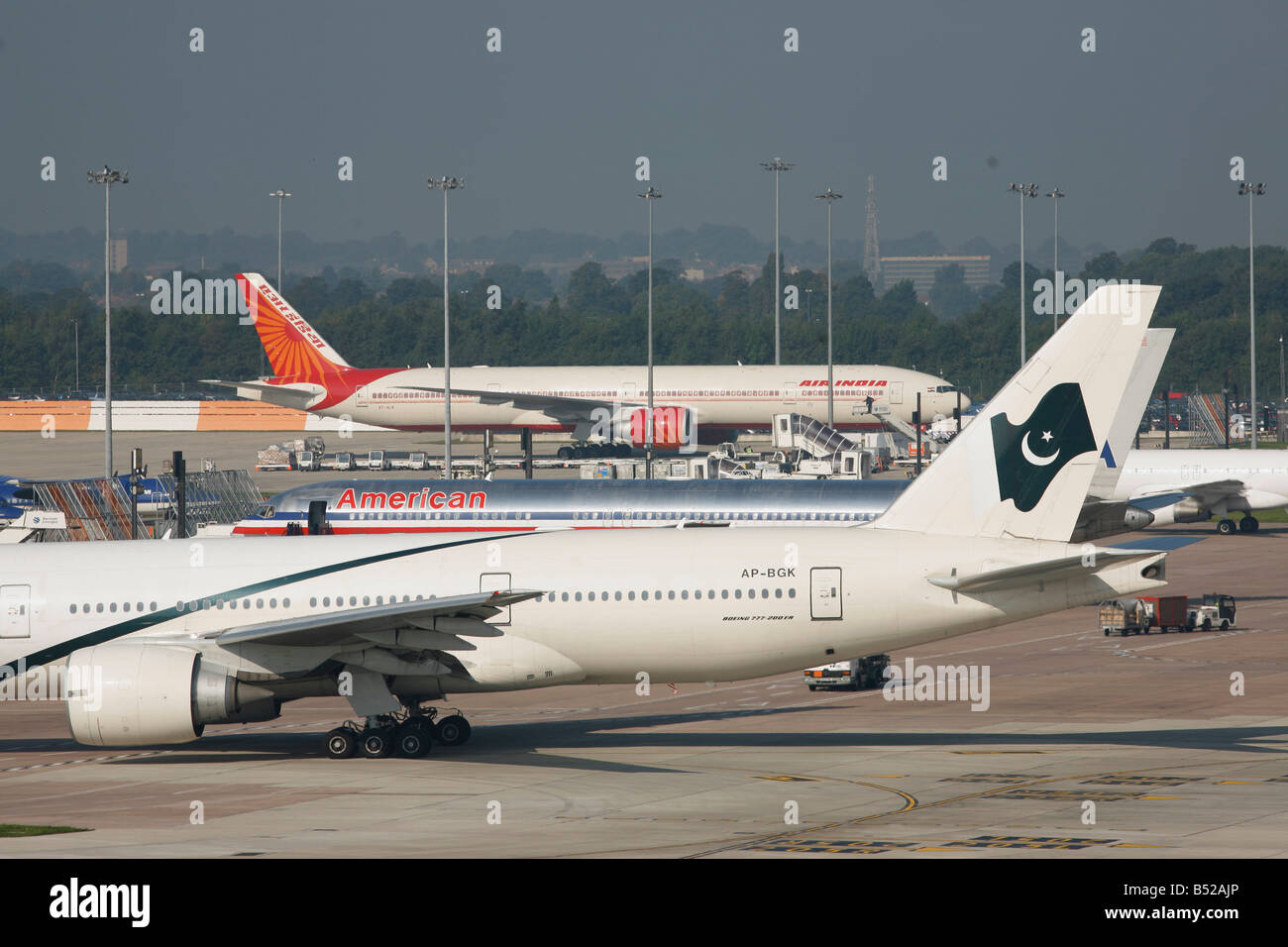 PIA Pakistan International Airlines Boeing777 und Air India, Mann Flughafen Manchester, North West England, Vereinigtes Königreich Stockfoto