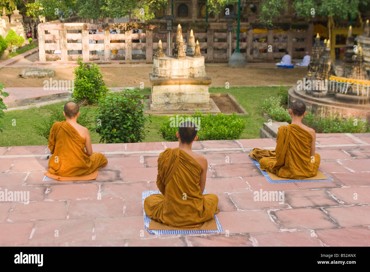 Drei buddhistische Mönche beten in Bodhgaya, Bihar Zustand, Indien. Stockfoto