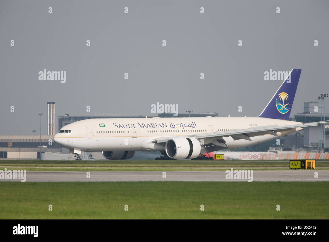 Saudi-Arabischer Verkehrsflugzeug am Start-und Landebahn Stockfoto