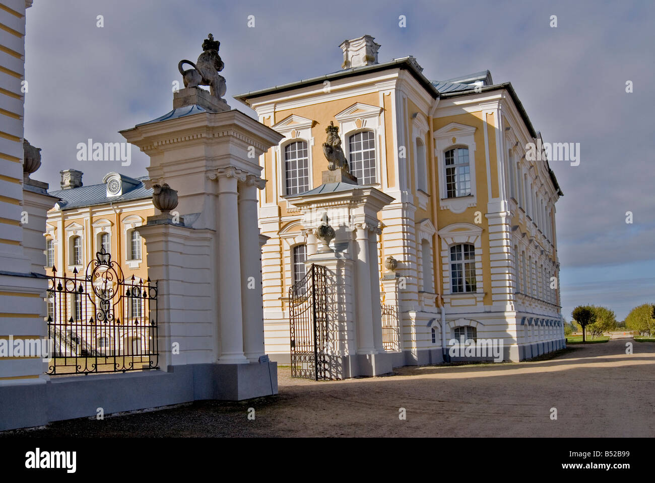 Schloss Rundale Lettland Gateway Stockfoto