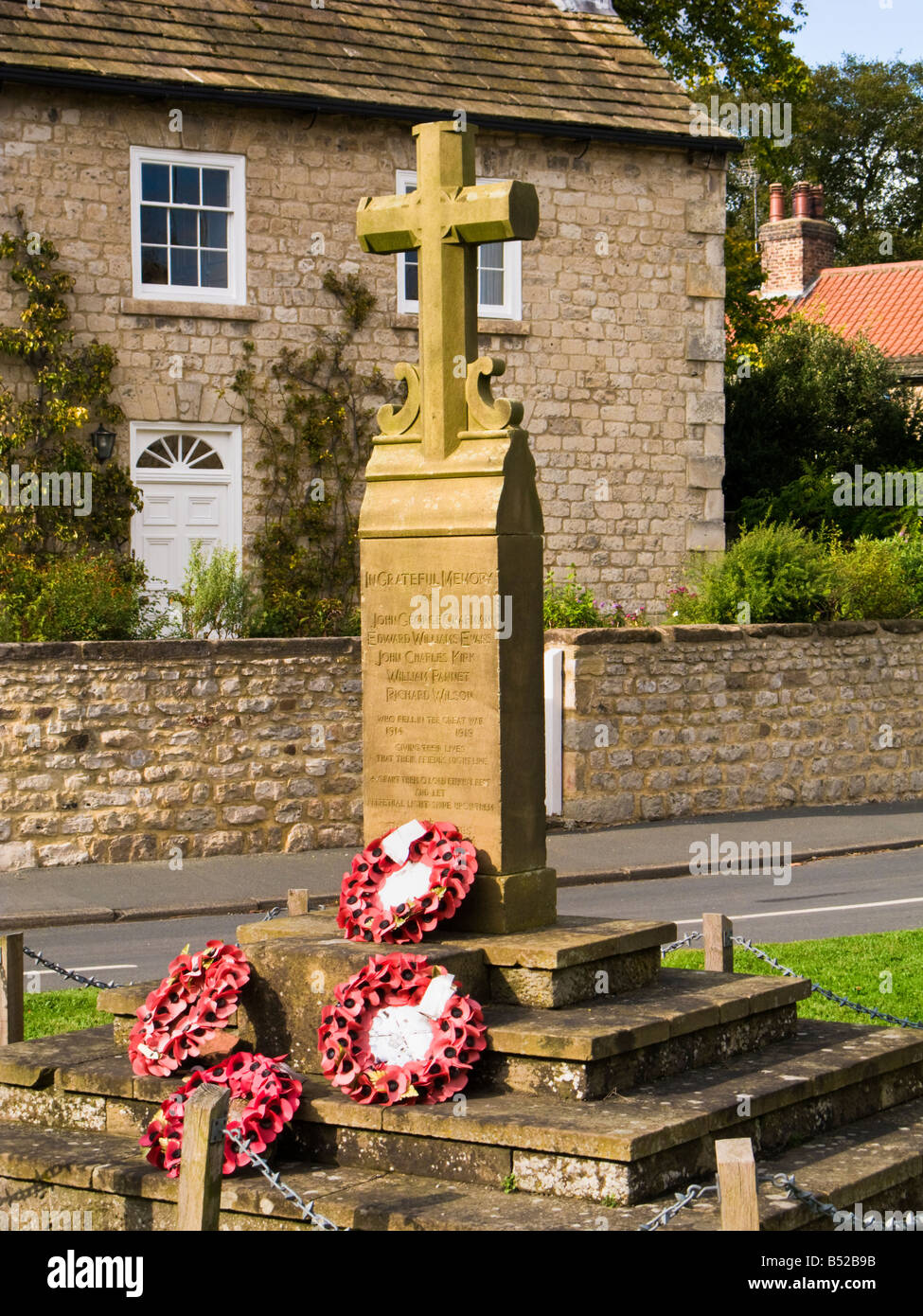 Das Dorf War Memorial und Mohn Kränze bei Goldsborough, North Yorkshire, England, UK Stockfoto