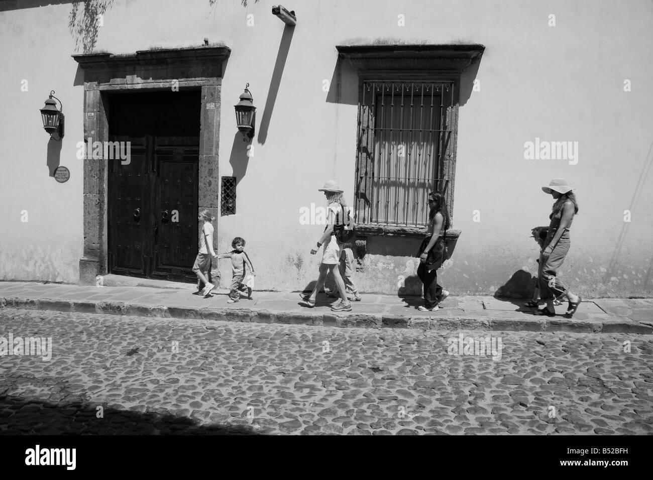 Familien Urlaub mit kleinen Kindern spazieren auf einem Bürgersteig in kleinen mexikanischen Kolonialstadt Stockfoto
