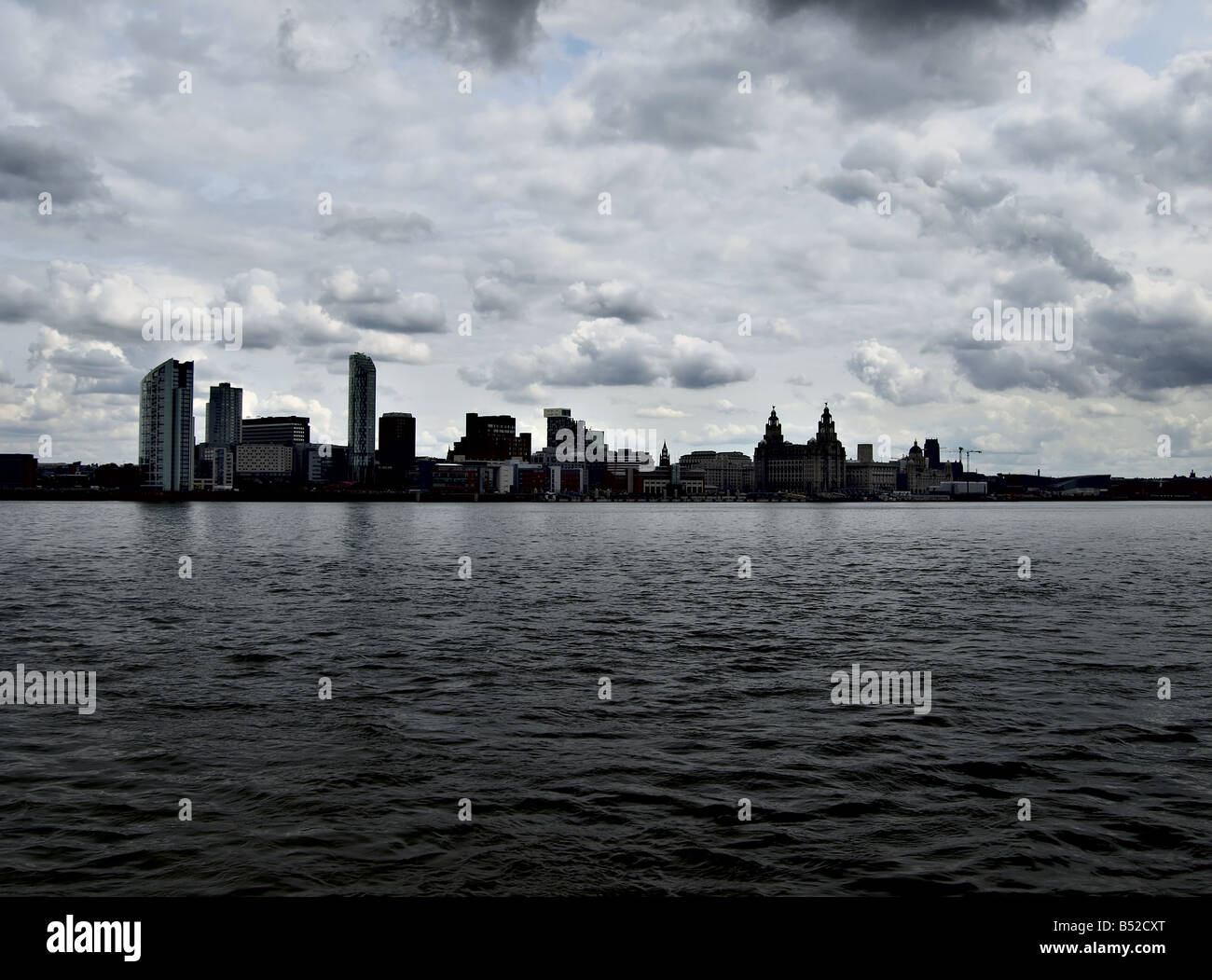 Liverpool Skyline und Fluss Mersey UK Stockfoto