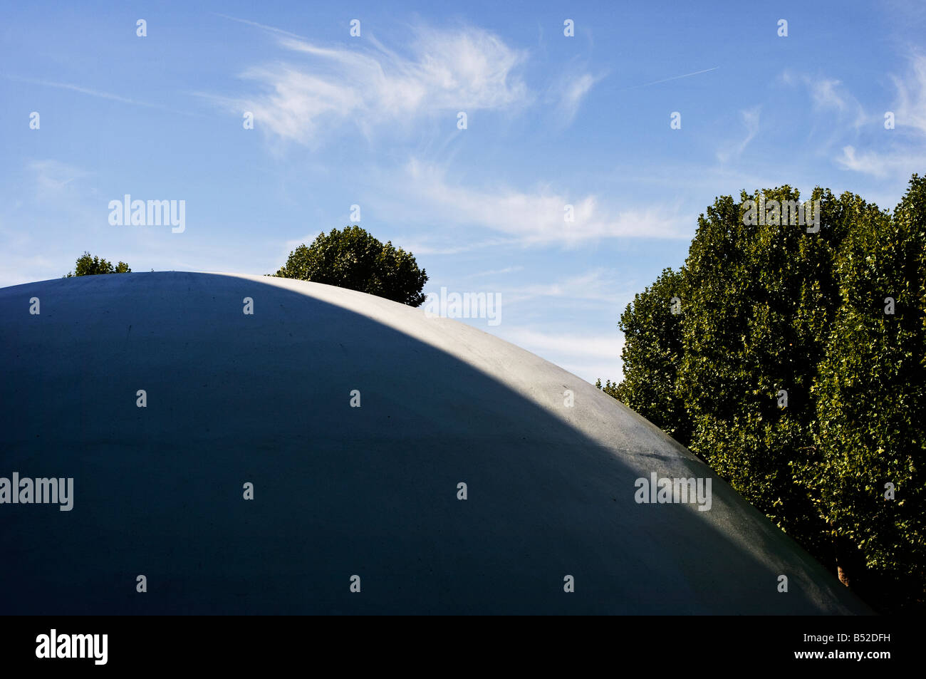 Außenansicht der kommunistischen Partei-Zentrale vom brasilianischen Architekten Oscar Niemeyer. Paris, Frankreich. Stockfoto