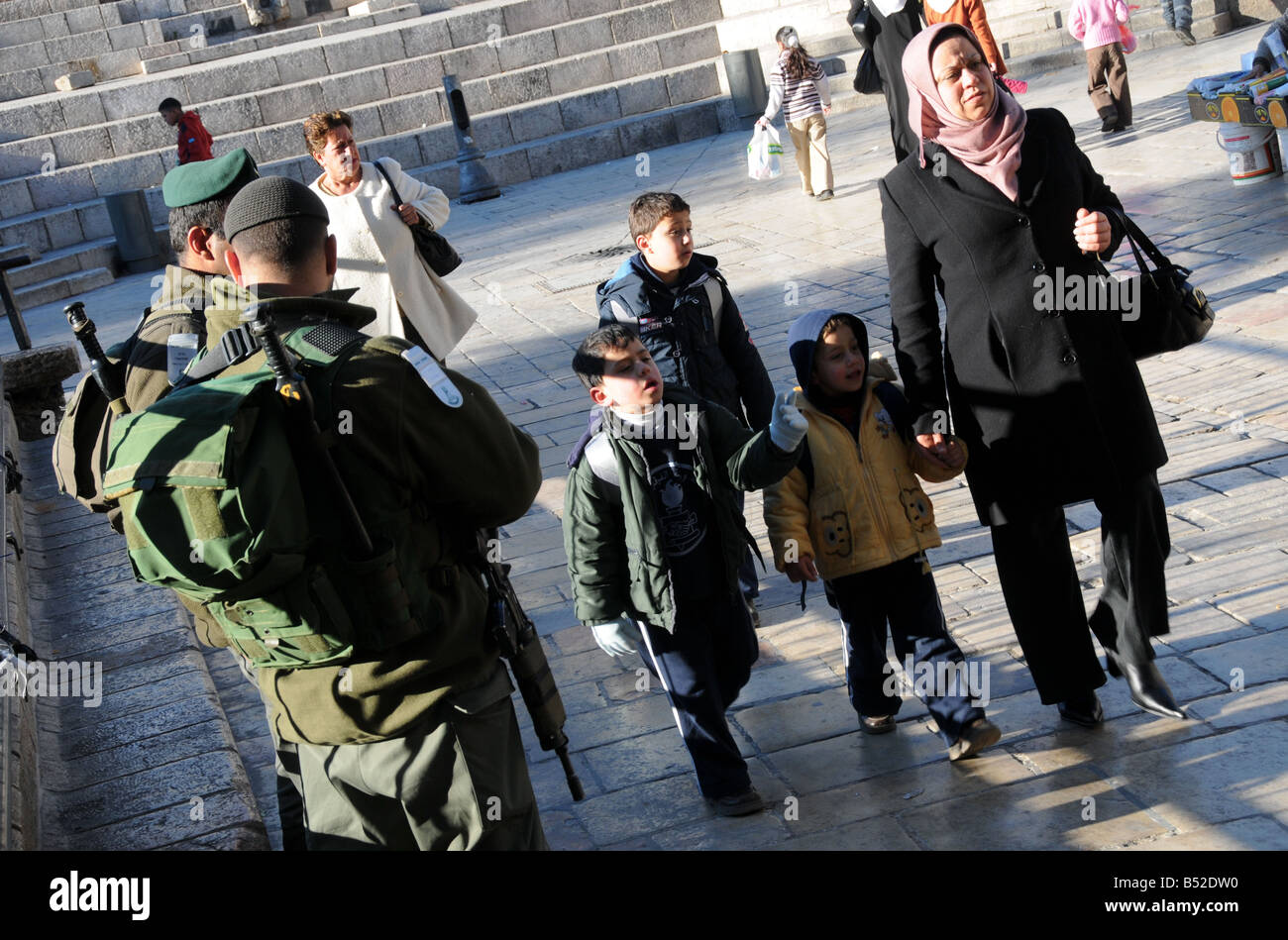 Israelische Soldaten auf Patrouille außerhalb der Damaskus Tor der Altstadt von Jerusalem. Stockfoto