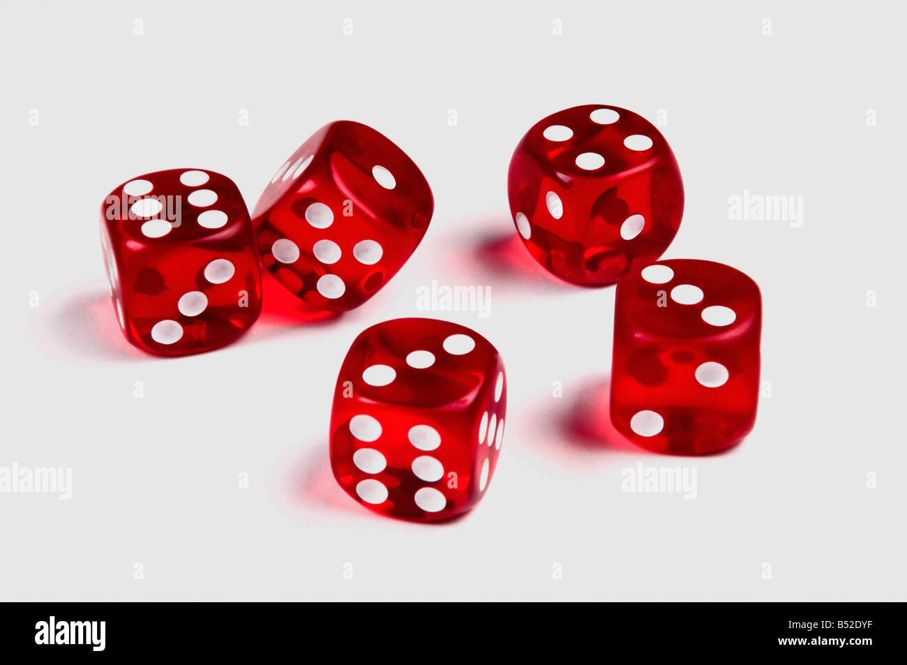 Fünf rote Spielwürfel auf weißem Hintergrund Stockfoto