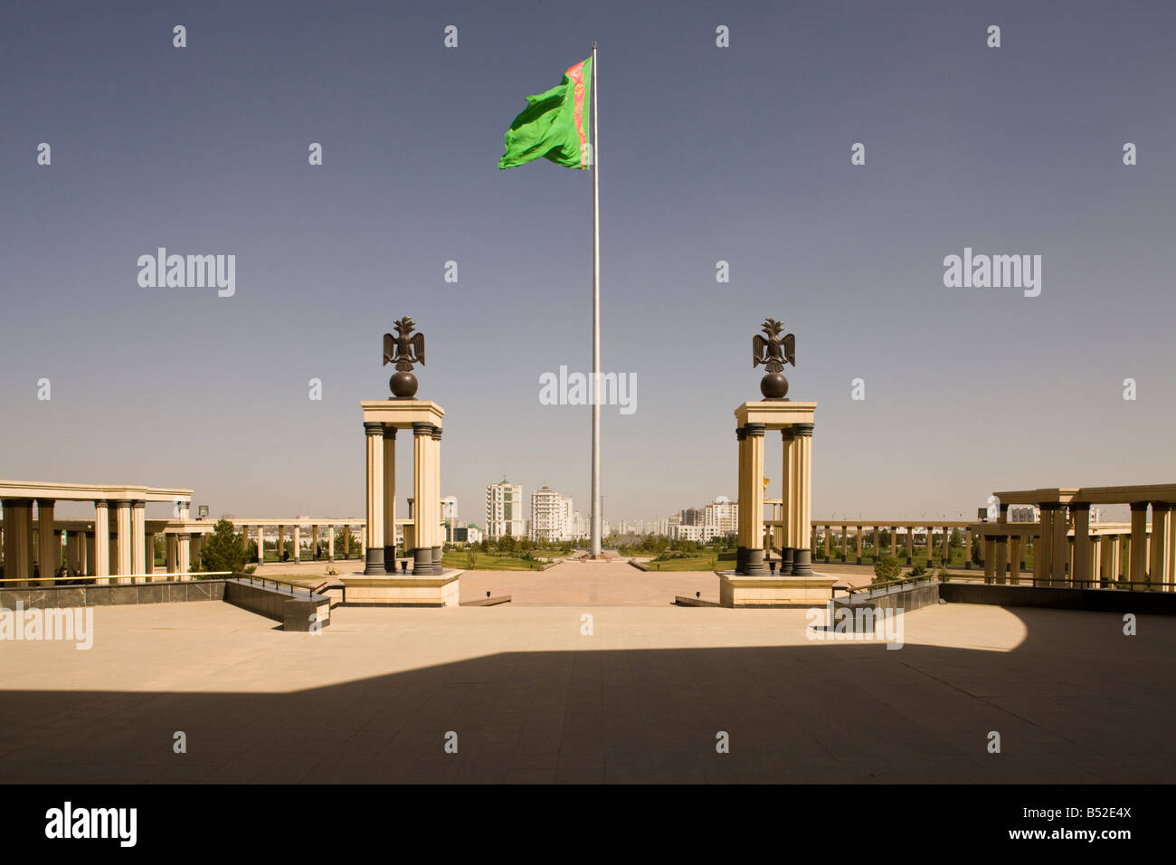 Blick vom Nationalmuseum in Richtung Stadt, Aschgabat, Turkmenistan, zeigt der ehemalige Welt höchste Fahnenmast Stockfoto
