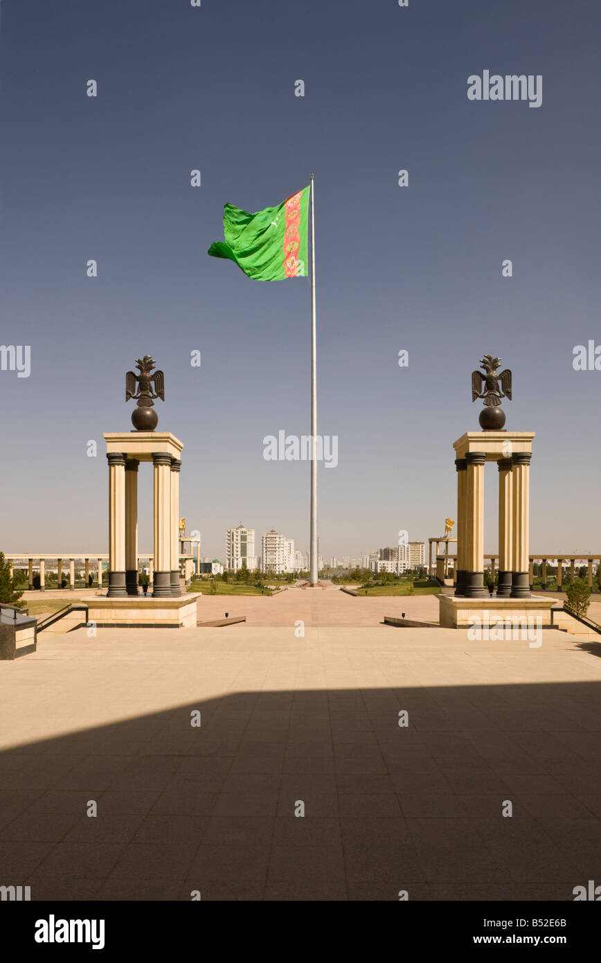 Blick vom Nationalmuseum in Richtung Stadt, Aschgabat, Turkmenistan, zeigt der ehemalige Welt höchste Fahnenmast Stockfoto