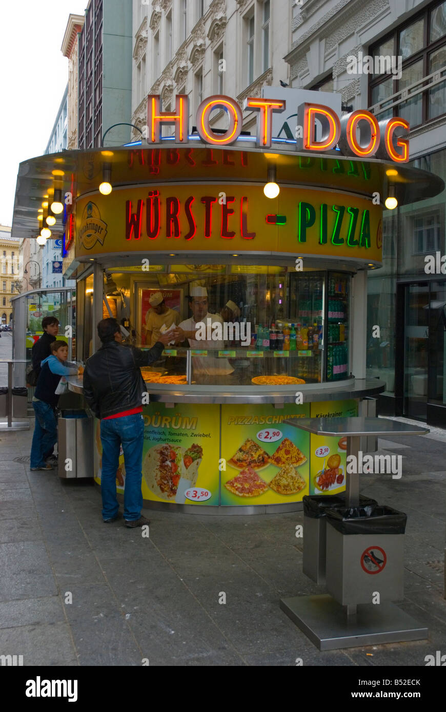 Fast-Food-Stand aus Kärtner Straße in Mitteleuropa Wien Österreich Stockfoto