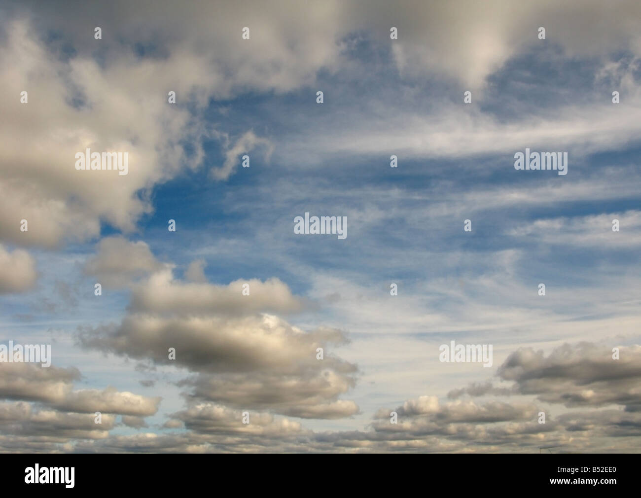Bewölkter Himmel mit Cumulus und Cirrus-Wolken. Stockfoto