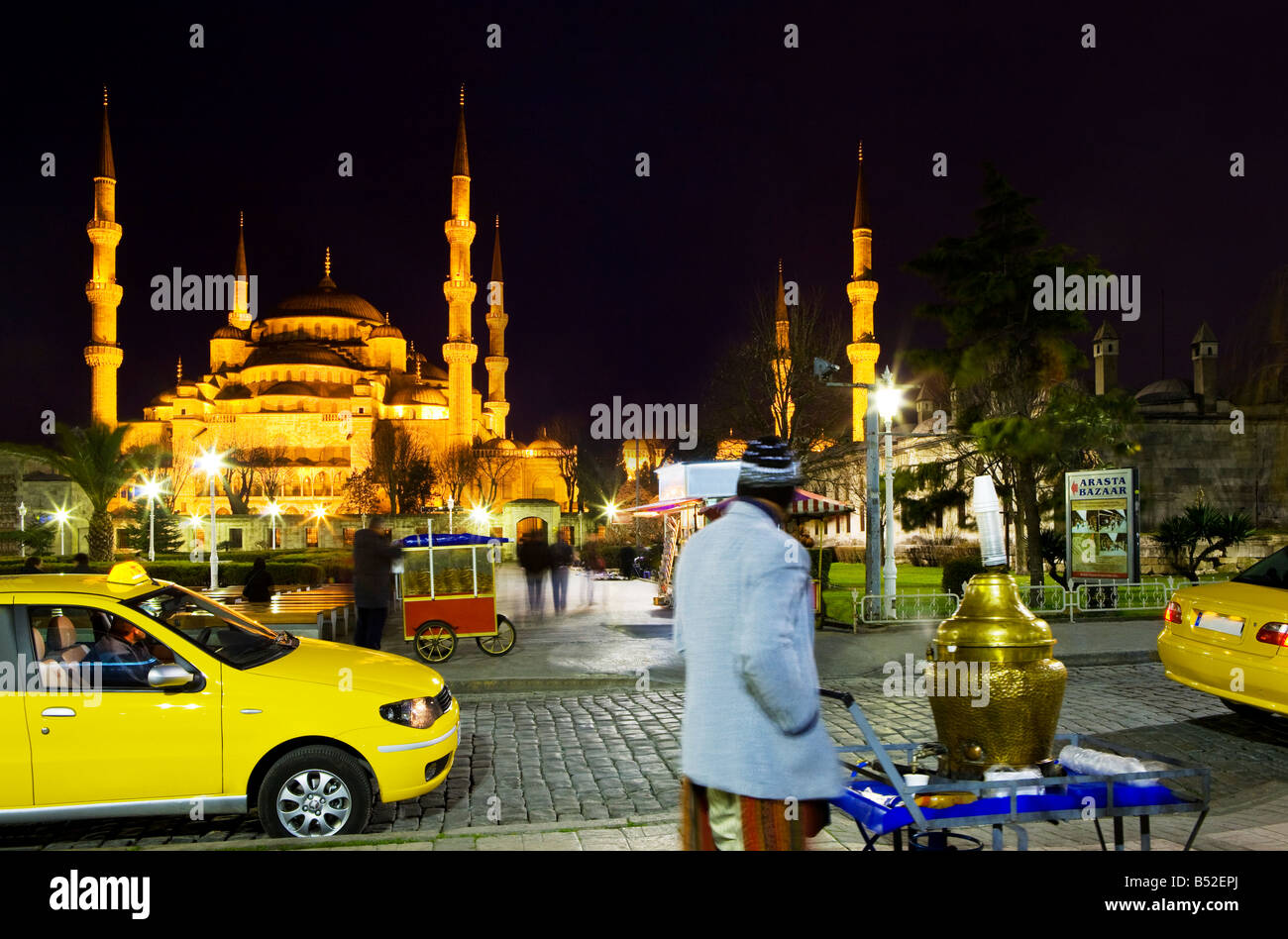 Taxifahrer warten zusammen mit Simit türkische Bagels und Tee Anbieter vor der blauen Moschee. Türkei, Istanbul, Sultanahmet. Stockfoto