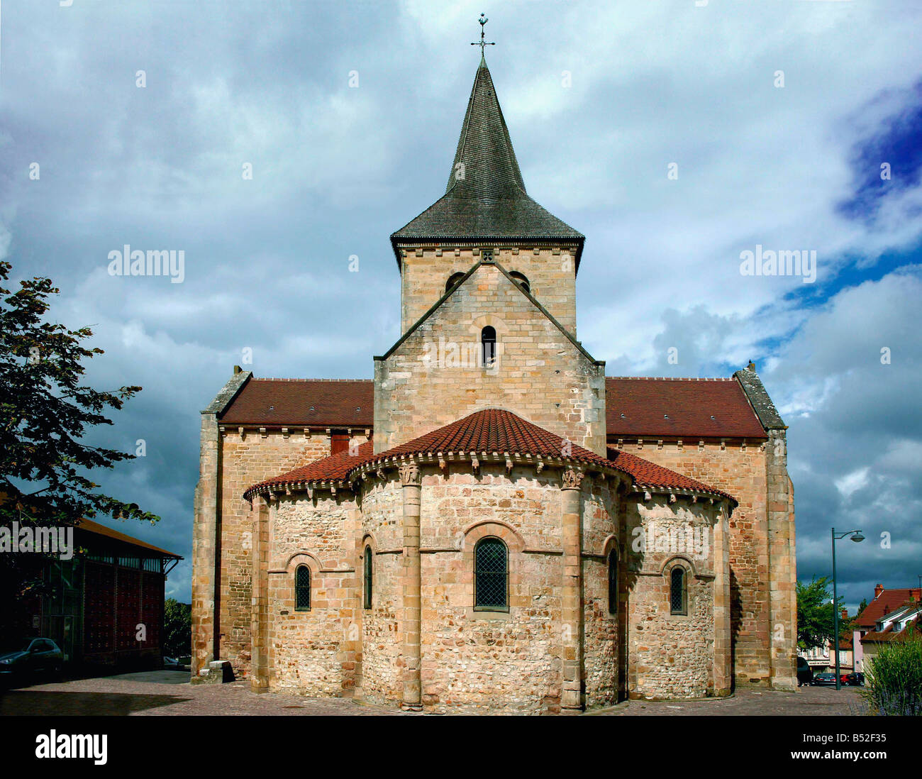 Platzieren Sie de l Eglise in LEVIS 03 Allier Frankreich Eglise Romane du Onzieme Siecles XI eme Stockfoto