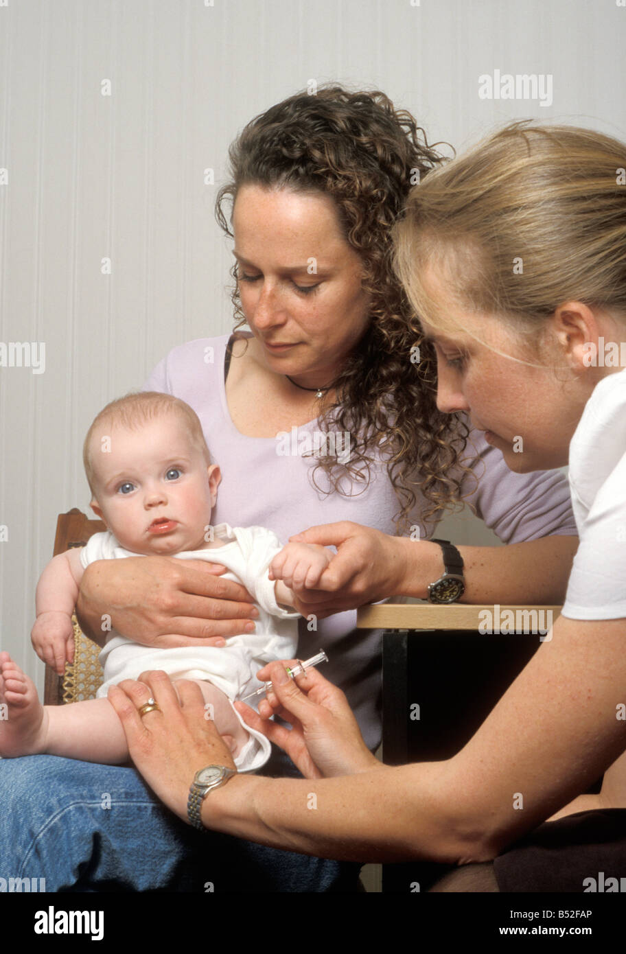 kleines Baby mit ihrer Mutter in Klinik geimpft werden Stockfoto