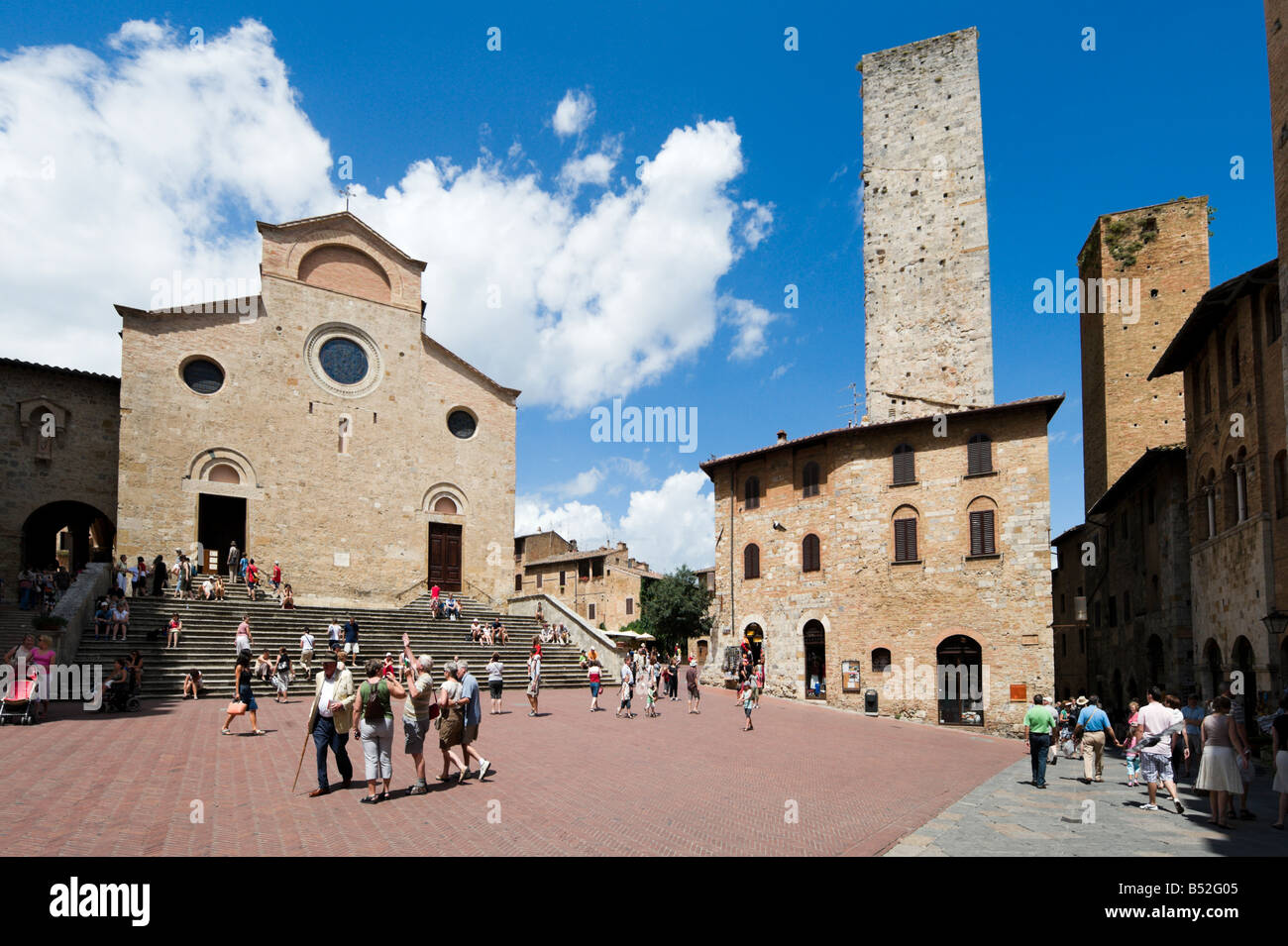 Die Collegiata (Duomo) und die historischen Türme von der Piazza del Duomo, San Gimignano, Toskana, Italien Stockfoto