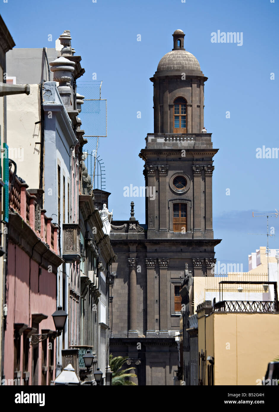 Catedral de Santa Ana mit zwei Personen auf Balkon umgeben von Gebäuden im Zentrum der Stadt Las Palmas de Gran Canaria Spanien Stockfoto