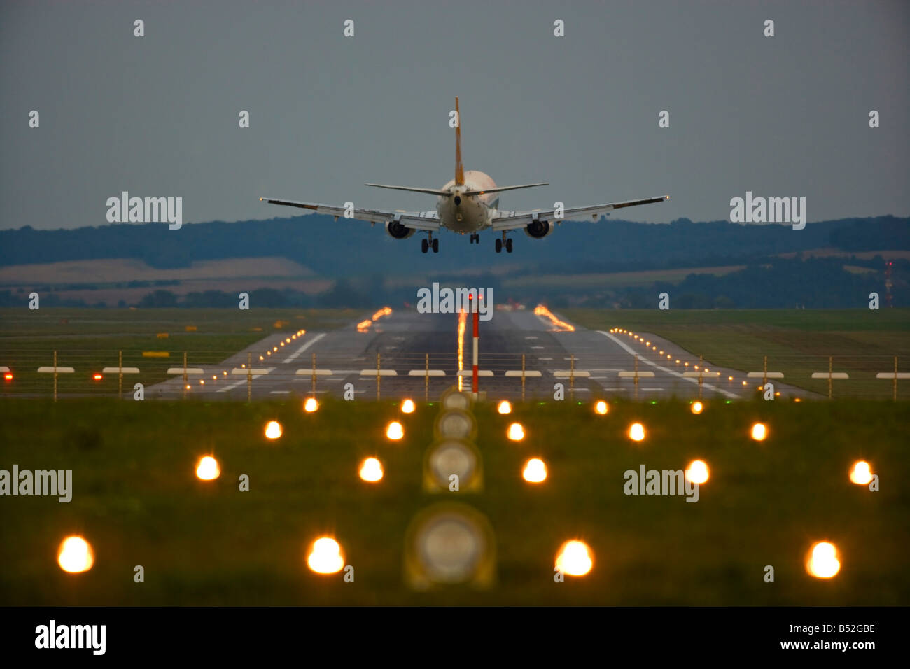 Landenden Flugzeuge im Endanflug. Die Start-und Landebahn Lichter sehen im Vordergrund. Stockfoto