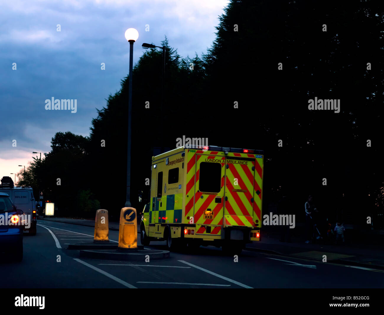 Rettungswagen fahren von der falschen Seite der Straße letzten Traffic Jam Tooting London 999 telefonieren Stockfoto