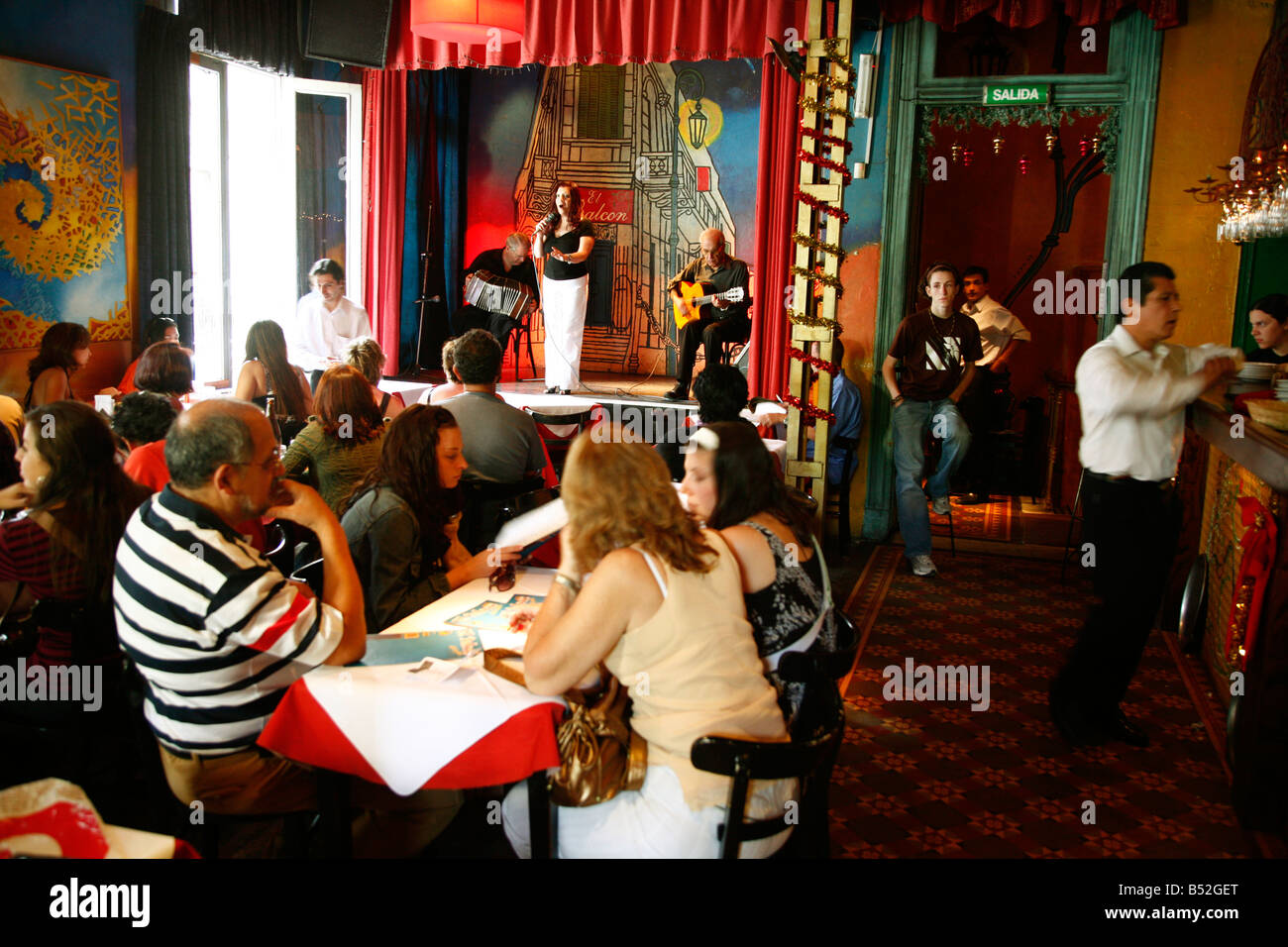 März 2008 - Leute sitzen in einem Restaurant in San Telmo in Buenos Aires Argentinien Stockfoto März 2008 - Leute sitzen in einem Restaurant in San Telmo in Buenos Aires Argentinien Stockfoto