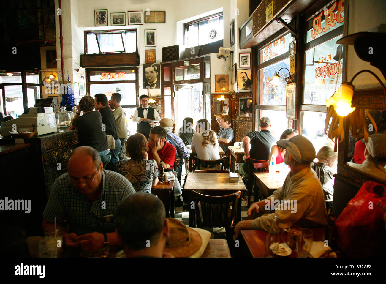 März 2008 - Leute sitzen in einem Restaurant in San Telmo in Buenos Aires Argentinien Stockfoto März 2008 - Leute sitzen in einem Restaurant in San Telmo in Buenos Aires Argentinien Stockfoto