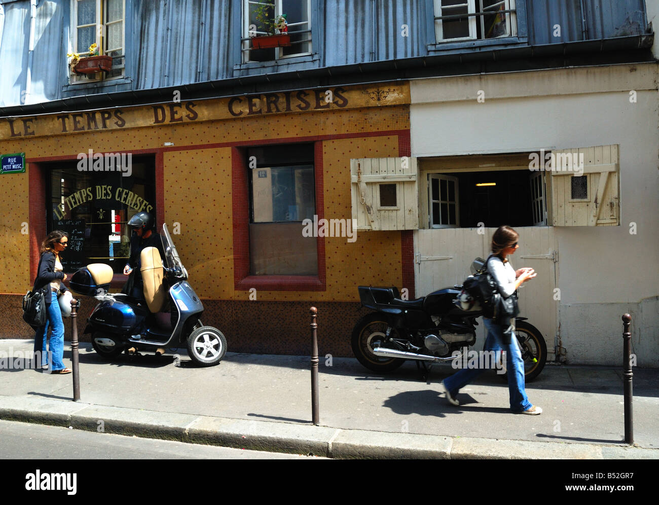 Paris Le Marais Fassade de Restaurant et interessierte Dans la rue du petit musc Stockfoto