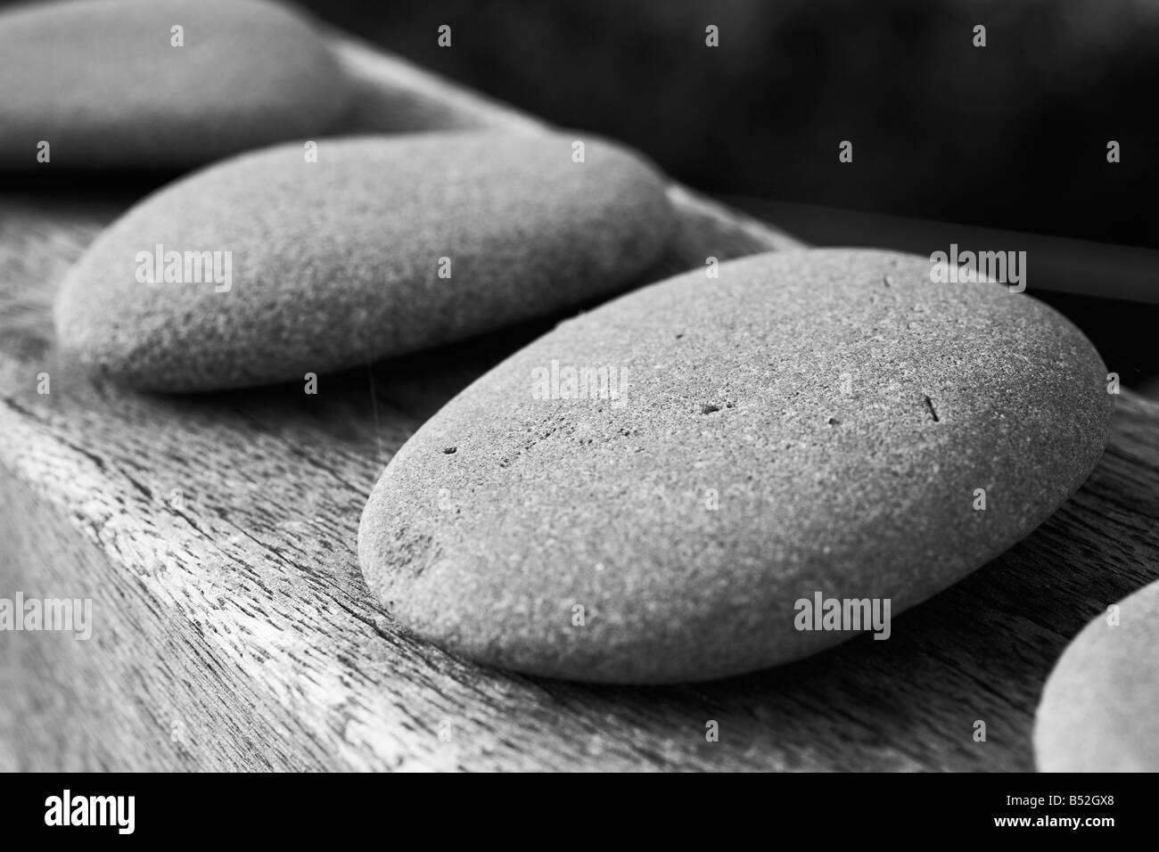 runden glatten Steinen aufgereiht auf Zaun oben Stockfoto