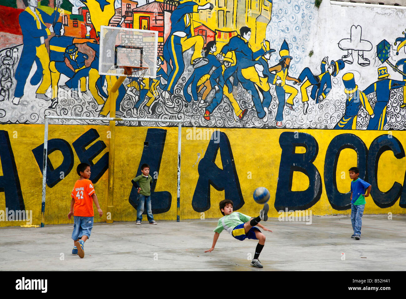 März 2008 - Kinder spielen Fußball auf der Straße in La Boca Buenos Aires Argentinien Stockfoto