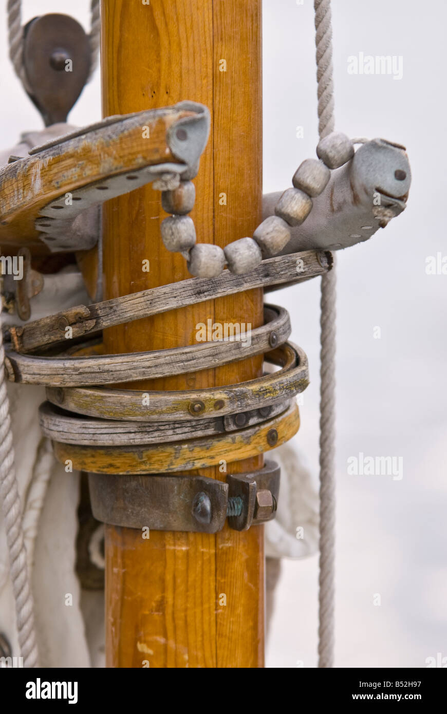 Detailbild des Mastes von einem alten Holzboot Stockfoto