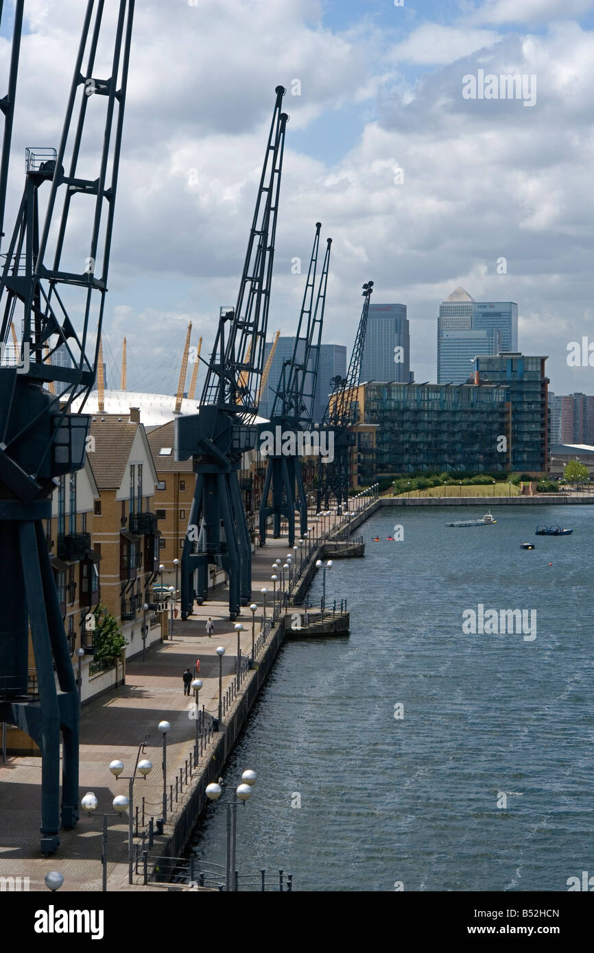 alten Kräne vor dem Britannia Dorf auf den Royal Victoria Dock - Silvertown - East London - UK Stockfoto