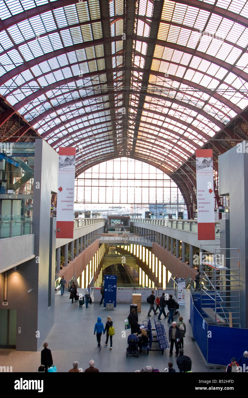 Eisenbahn-Bahnhofshalle, Antwerpen, Belgien. Stockfoto