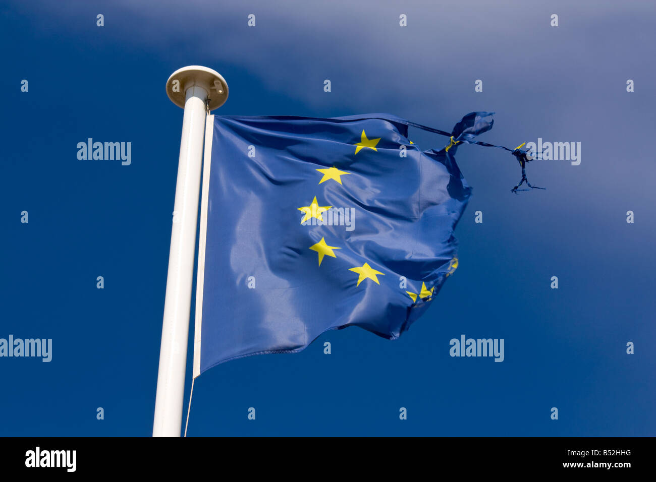 Eine zerrissene Fahne der Europäischen Union Wellen im wind Stockfoto