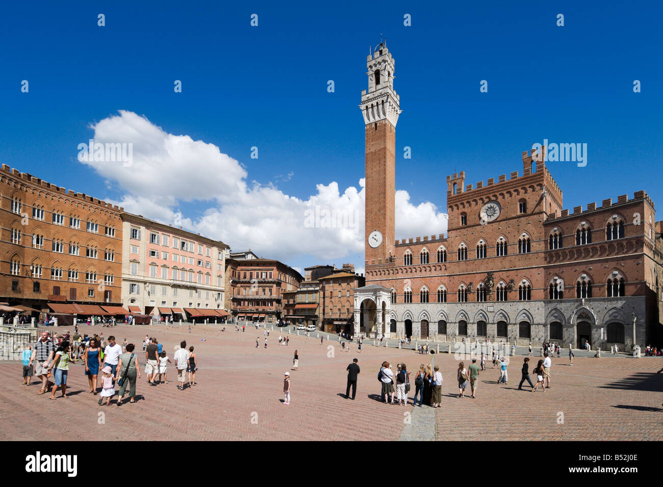 Der Torre del Mangia und der Palazzo Publico auf dem Campo, Siena, Toskana, Italien Stockfoto