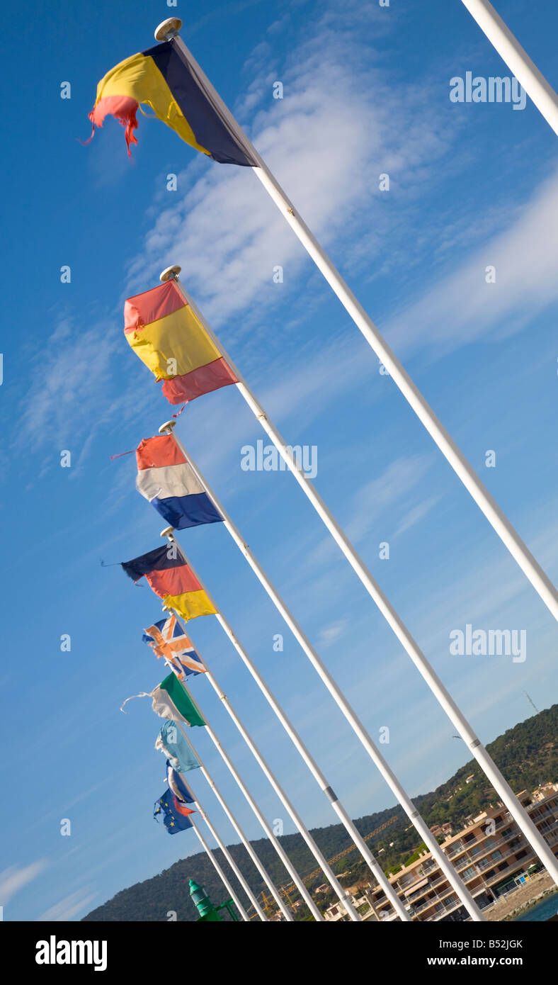 Zerrissene Europäische Flaggen im Wind auf dem Meer Mole von Sainte-Maxime Welle / Côte d ' Azur / Provence / Frankreich Stockfoto