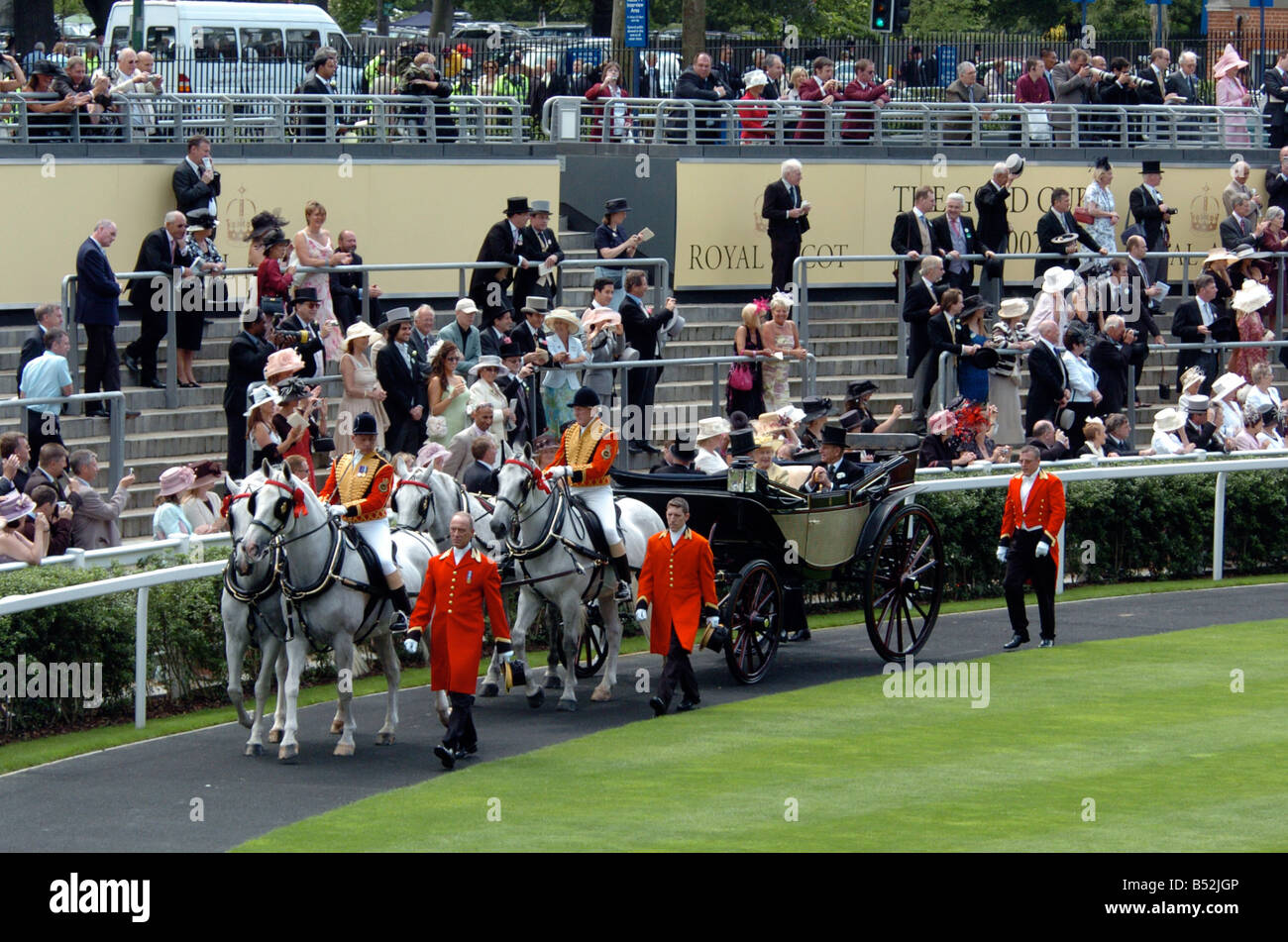 Die königliche Prozession kommt in Ascot für den Beginn der Rennen am 2. Tag des Treffens 2007 Stockfoto