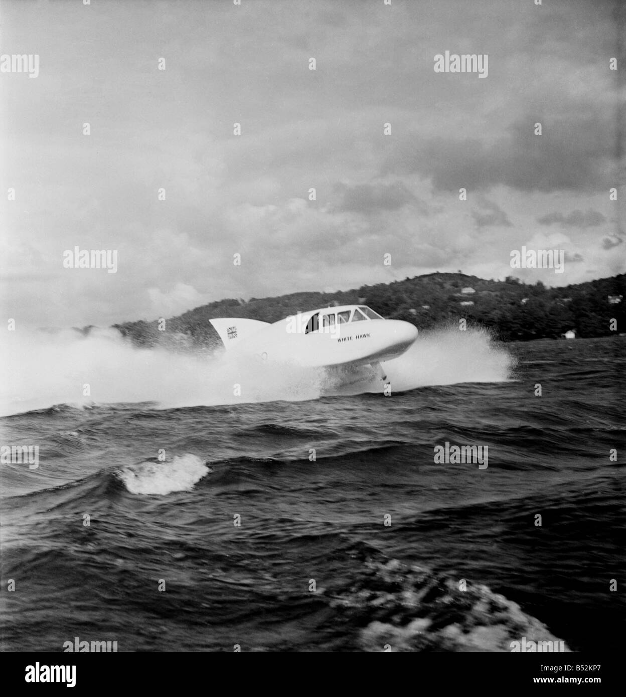Erstes Bild von der White Hawk Schnellboot mit Geschwindigkeit. Es kann gesehen werden, Reiten auf seine Hydrofins mit den wichtigsten Körperarbeit aus dem Wasser das Boot gehört und wird betrieben von Frank und Jean Hanning Lee. August 1952 C4140 Stockfoto