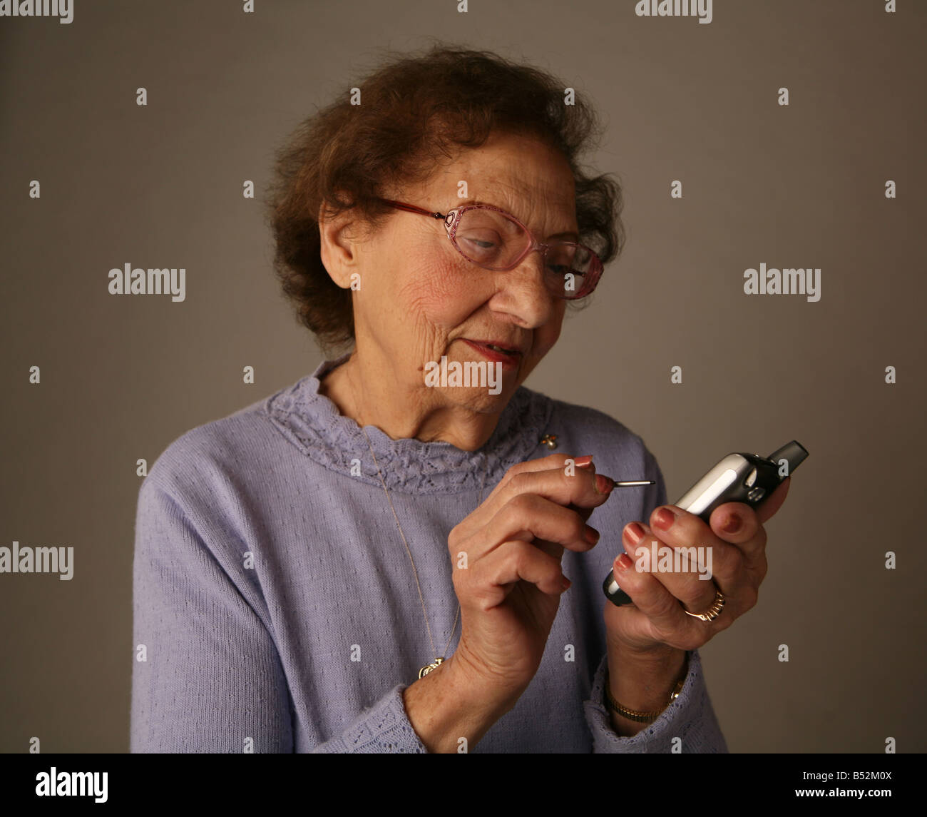 Ältere Frau mit PDA. Stockfoto