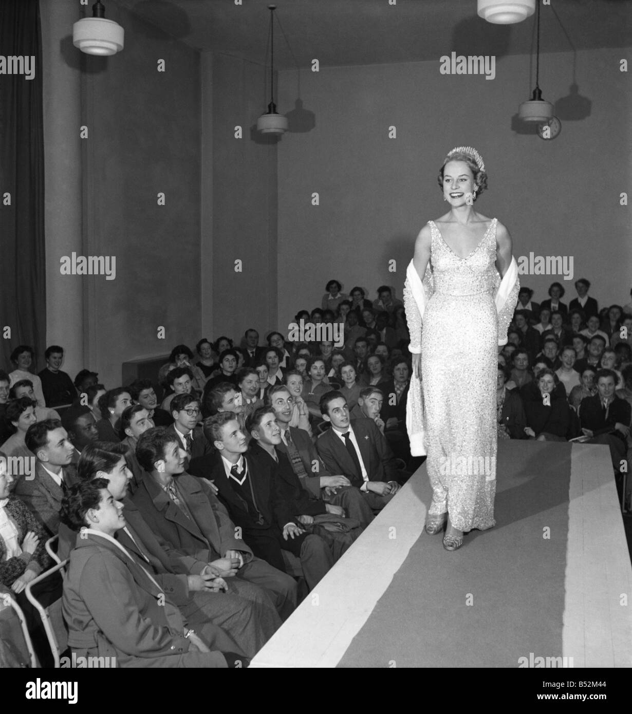 Hartnell Krönung Kleidung gezeigt bei L.C.C. Barrett St. Tech Slg. Oktober 1952 &#13; &#10; C5133-001 Stockfoto