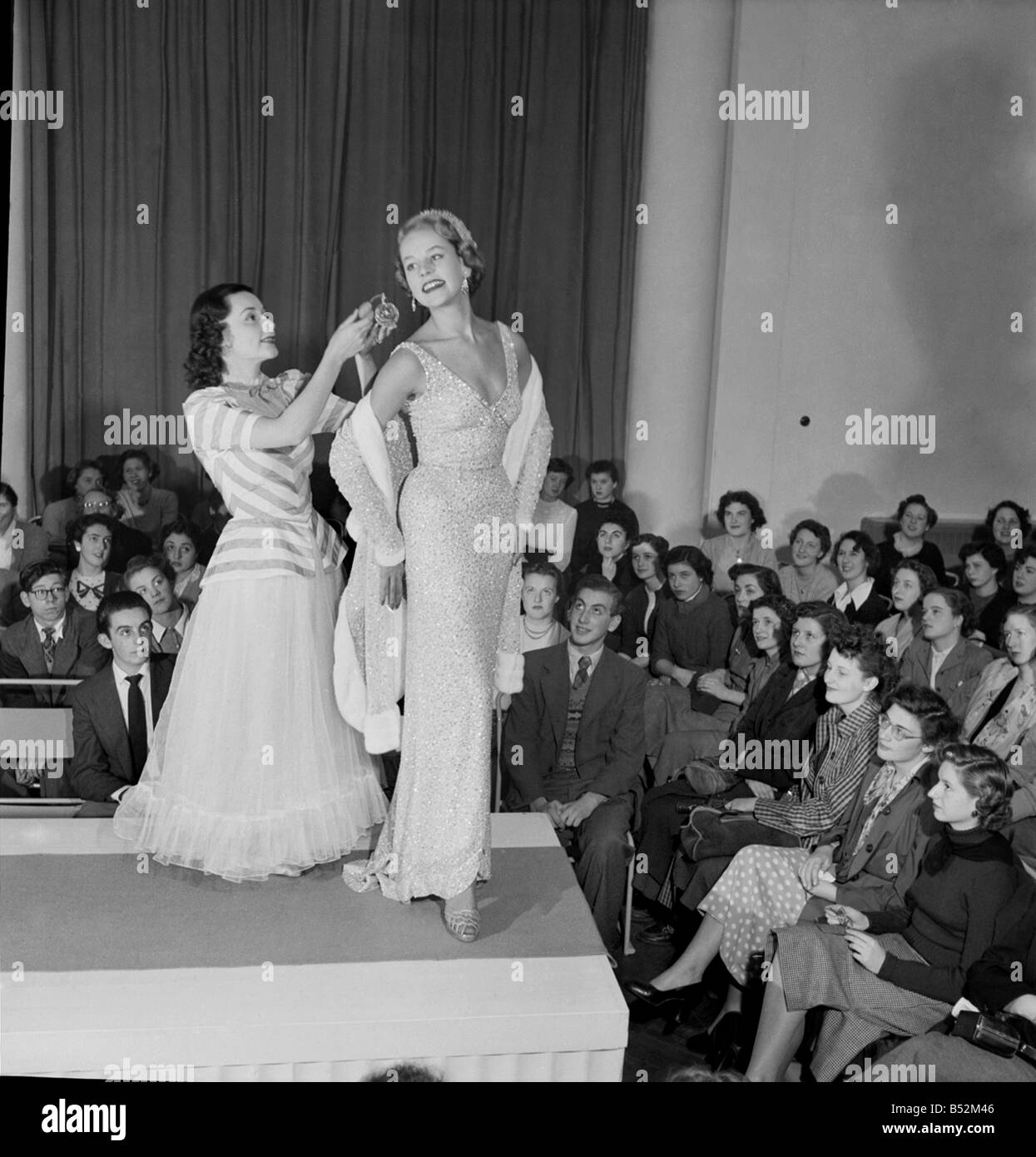 Hartnell Krönung Kleidung gezeigt bei L.C.C. Barrett St. Tech Slg. Oktober 1952 &#13; &#10; C5133 Stockfoto