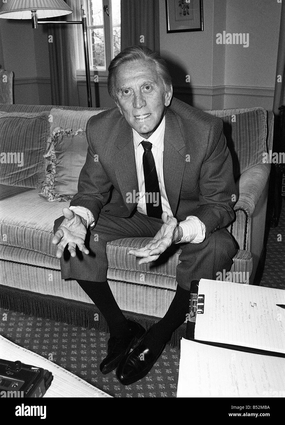 Kirk Douglas April 1987 im The Grosvenor House Hotel für tägliche Spiegel-Interview mit Bill Marshall Stockfoto