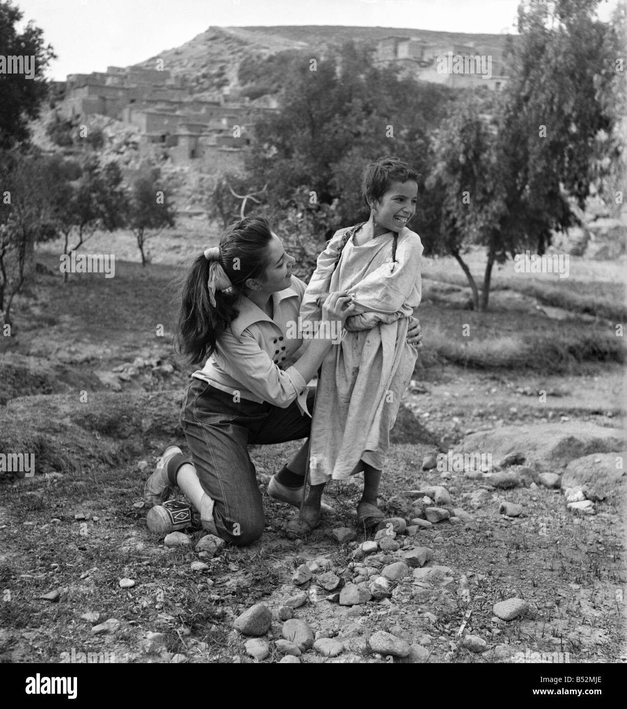 Frau und Kind in der Landschaft von Morooco &#13; &#10; Dezember 1952 C5919-023 Stockfoto